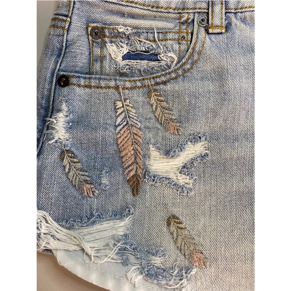 American Eagle Denim Shorts Distressed Embroidered Feathers Light Wash Size 4 - Picture 3 of 9